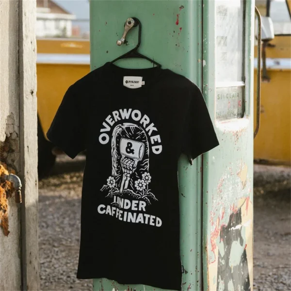 Coffeinated Overwork Under Skull Print T-Shirt Men's Coffee-Themed Top As Unique Office Gift The Best Coffee Shirt – Bild 5