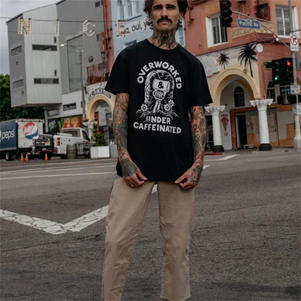 Coffeinated Overwork Under Skull Print T-Shirt Men's Coffee-Themed Top As Unique Office Gift The Best Coffee Shirt – Bild 2