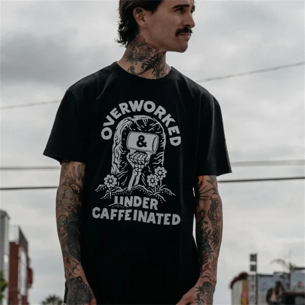 Coffeinated Overwork Under Skull Print T-Shirt Men's Coffee-Themed Top As Unique Office Gift The Best Coffee Shirt – Bild 4